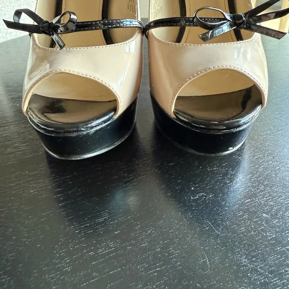 Elegant Cream and Black Peep-Toe Heels - Picture 7 of 13